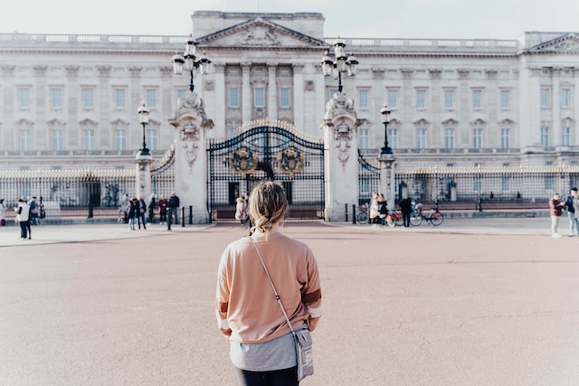 A Traveller in the UK using a portable wifi device for travel